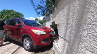 En Chetumal, conductor atropella a un motociclista y se estrella contra un muro de la Armada de México
