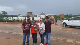 Inaugura AMLO hotel en zona arqueológica; ciudadanos lo festejan