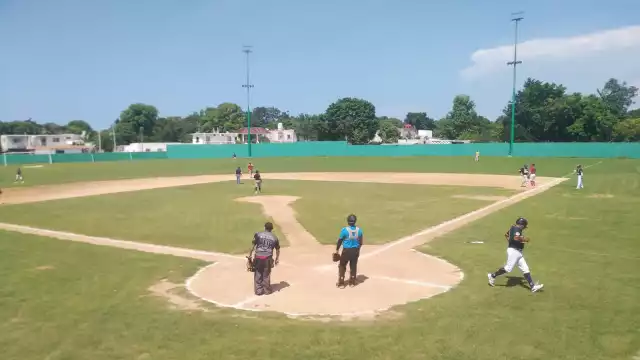 El campo deportivo Genara Reyes recibió a los aficionados del rey de los deportes.