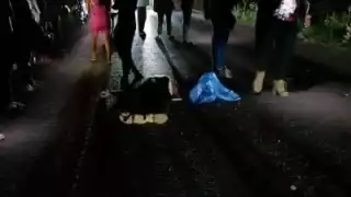 Los presentes resguardaron el cuerpo para que no hubiera más accidentes.