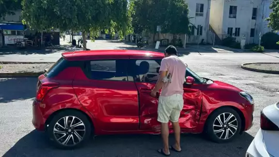 El auto rojo terminó con un fuerte impacto en el costado del copiloto. El auto rojo terminó con un fuerte impacto en el costado del copiloto.