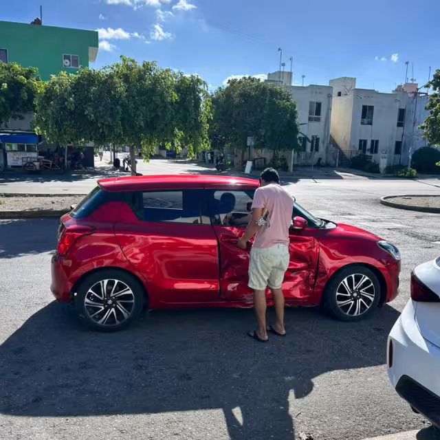 El auto rojo terminó con un fuerte impacto en el costado del copiloto.