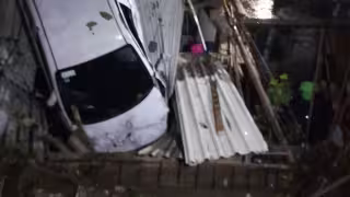   Conductor cae sobre el techo de una casa  en Huixquilucan, Estado de México  