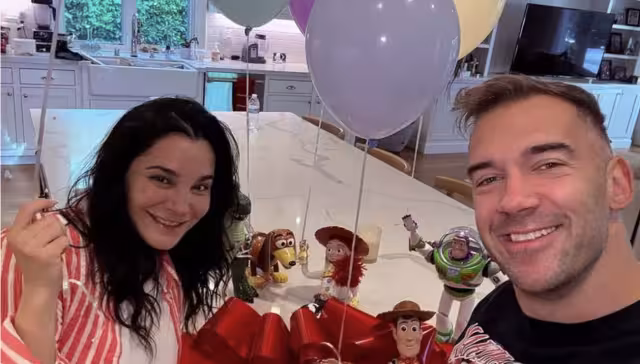 La feliz pareja mostrando su embarazo