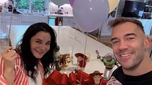 La feliz pareja mostrando su embarazo