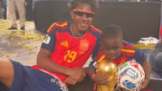 El hermano menor de Lamine abrazó el trofeo.