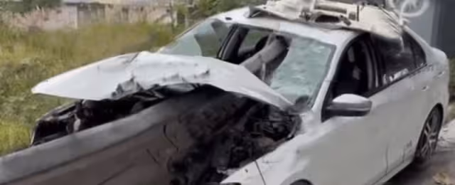 El conductor salió por su propio pie del auto que quedó atravesado a la mitad