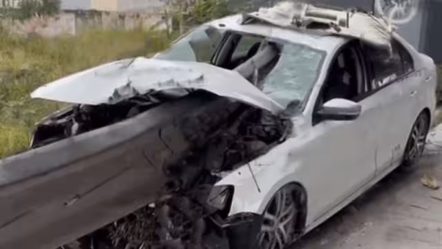 El conductor salió por su propio pie del auto que quedó atravesado a la mitad