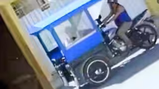 Exigen justicia: captan momento en que mototaxista se lleva a abuelita para robar su pensión en Dzitbalché
