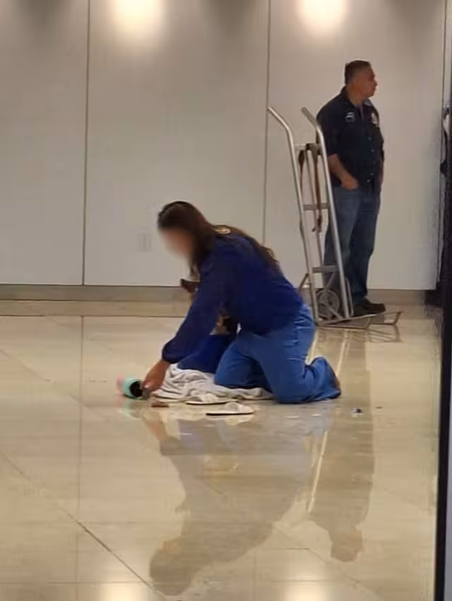 La pasajera arrojó sus pertenencias al suelo como forma de protesta