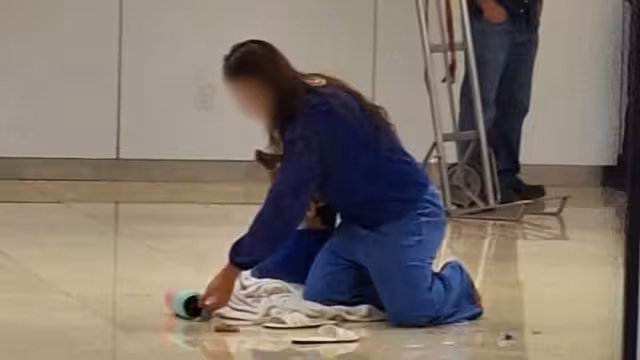 La pasajera arrojó sus pertenencias al suelo como forma de protesta