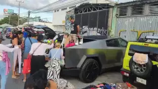 Sensación en tianguis   de Cancún: Captan a extranjeros  vendiendo ropa sobre una “Cybertruck"   