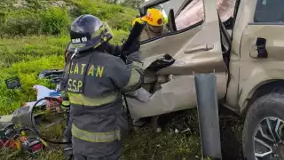 Bomberos usaron equipo hidráulico para rescatar a un hombre que quedó atrapado en la cabina