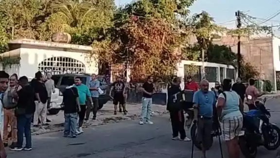 Un grupo de 50 conductores protestó frente al IMOVEQROO en Cancún.