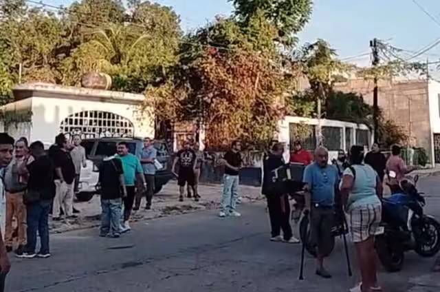 Un grupo de 50 conductores protestó frente al IMOVEQROO en Cancún.