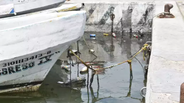 A pesar de los constantes esfuerzos, los desechos sólidos y manchas de combustible prevalecen.