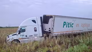 Tráiler se sale de la carretera en Isla Aguada; cansancio y pavimento mojado, los responsables