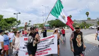 Los manifestantes buscan visibilizar la problemática que enfrentan comerciantes y prestadores de servicios turísticos