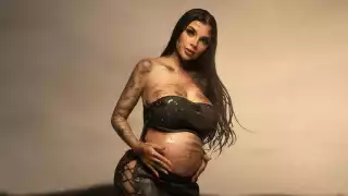 Karely en sesión de fotos mostrando su pancita