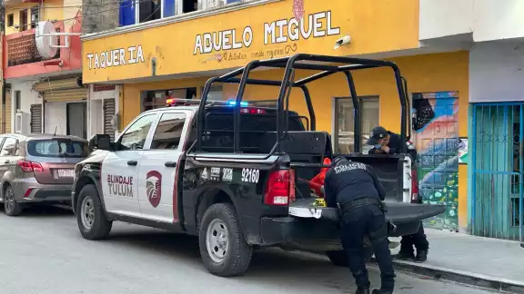 La víctima se encontraba en la regadera; se cree que el responsable del crimen dejó la llave abierta para borrar evidencias La víctima se encontraba en la regadera; se cree que el responsable del crimen dejó la llave abierta para borrar evidencias