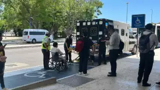 Turista sufre descompensación por presunto golpe de calor en el aeropuerto de Cancún