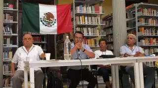 ilberth Nahuat presentó una botella con el agua contaminada de su comisaría, debido a las malas prácticas de la Granja Santa María, de Grupo San Gerardo