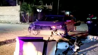  Motociclista intenta rebasar por la derecha y choca con un auto en Tulum  