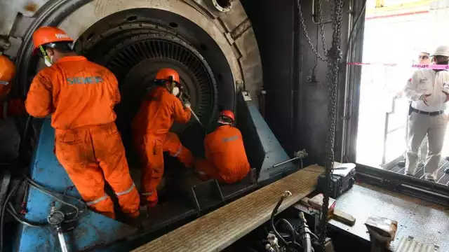 Entre las causas del retiro figuran el deterioro de la calificación crediticia de Pemex