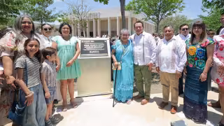 Joaquín Díaz Mena honra la memoria del maestro Roger Hervé Aguilar Salazar