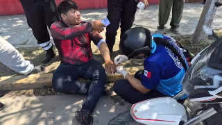 Ciudad del Carmen: Motociclista lesionado tras choque con taxi en Playa Norte