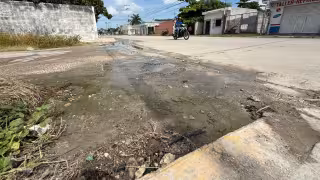 Fuga de agua pone en riesgo a estudiantes en Champotón