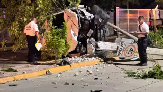 Aparatoso accidente en Ciudad del Carmen deja poste partido y camioneta volcada