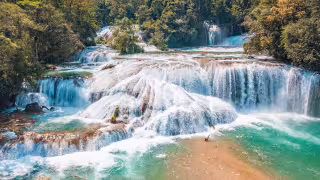 Chiapas es una de las entidades del Sureste que ofrece una variedad de atractivos naturales, como son las cascadas de agua azul
