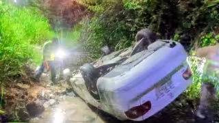 Vehículo termina volcado en una zanja sobre la carretera Escárcega-Champotón