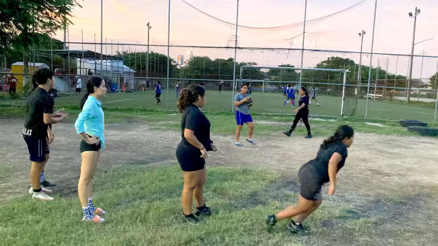 Pese a la falta de canchas, los deportistas se esmeran en entrenar