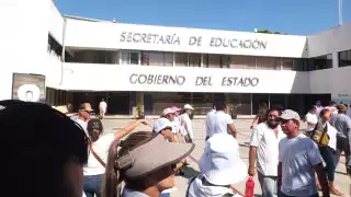 Maestros toman el edificio de la Secretaría de Educación de Yucatán