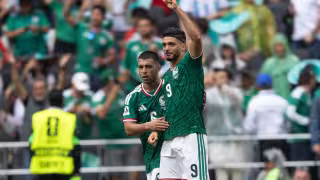 Raúl Jiménez definió perfecto de cabeza para el 2-0 ante un repleto Estadio Azteca.