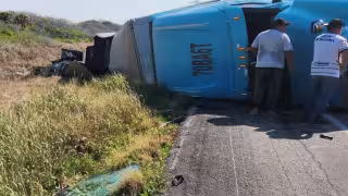 La cabina quedó sobre el pavimento de la vía federal.