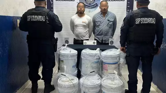 La policía municipal detiene a dos hombres por presunto robo de pintura en Playa del Carmen. La policía municipal detiene a dos hombres por presunto robo de pintura en Playa del Carmen.