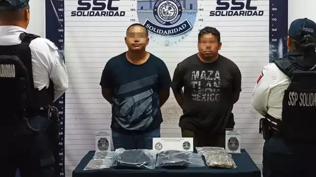 Detienen a dos hombres en posesión de 42 dosis de posibles narcóticos