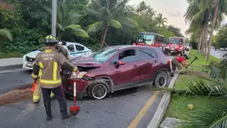 Aparatoso accidente en Cancún: Conductor se impacta con palmeras en la Zona Hotelera