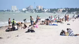 Visitantes internacionales disfrutan de las playas de Progreso y de sus atractivos turísticos