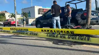 Tras derrapar, el motociclista se impactó contra una iluminaria