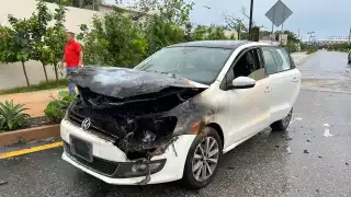 Automóvil se incendia en la carretera federal 307 y genera movilización de cuerpos de emergencia