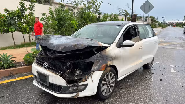 Auotomovilistas lograron apagar el incendio, más tarde el Heroico Cuerpo de Bomberos arribó