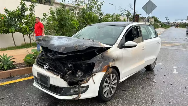 Auotomovilistas lograron apagar el incendio, más tarde el Heroico Cuerpo de Bomberos arribó