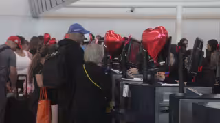 El Día de San Valentín se vivió con poco ambiente romántico en el Aeropuerto Internacional de Cancún.