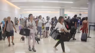 Turistas exhiben los elevados precios de taxis en el Aeropuerto de Cancún