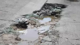 Calles principales tienen cantidad de baches