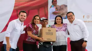 Mara Lezama entrega apoyos y promete domo escolar en Puerto Morelos